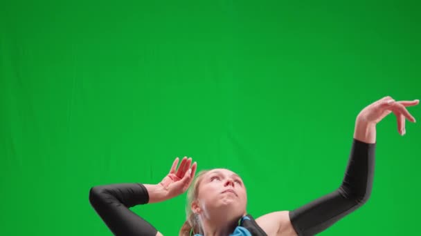 若い女性バレーボール選手のフロントビューがジャンプし 緑の画面でボールを打つ 青い制服の女性選手が手でボールを打つ バレーボールゲーム トレーニング フィットネス — ストック動画