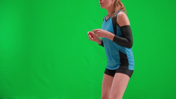 Widok Boku Młodej Kobiety Siatkarz Uderzając Piłkę Zielonym Ekranie Sportowiec — Wideo stockowe