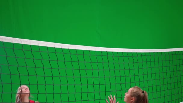 Dvě Mladé Ženy Sportovním Oblečení Hrají Volejbal Zelené Obrazovce Chroma — Stock video