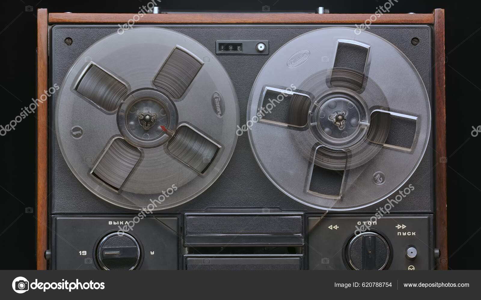 Vintage Reel Reel Tape Recorder Black Studio Background Retro Music — Stock  Photo © KinoMasterDnepr #620788754