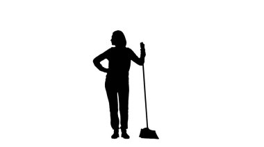 Süpürgeyle poz veren ve beyaz arka plana bakan ev kadınının siyah silueti. Hizmetçi mesleği, temizlik, ev işi. Ev geçmişi, ev ve ofis işleri.