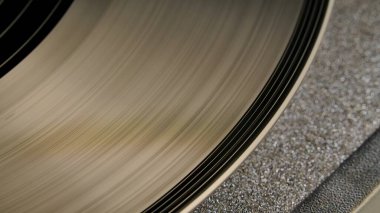 Kanallı kahverengi vinil plağın makro çekimi. Eski bir gramofon kaydı. Vinil plak çalar. Geçmişe dönük vinil turntable, nostalji