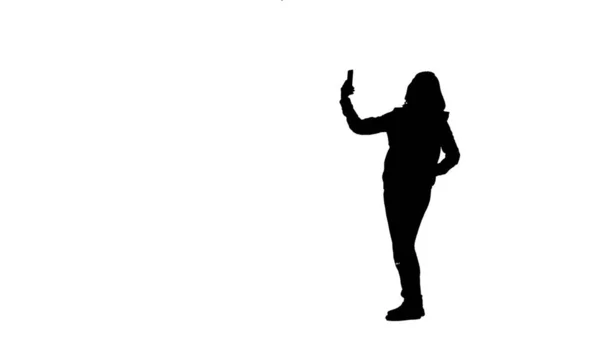 黑色轮廓的女性采取自拍或有视频电话在她的手机 一个完整的白色背景的单一数字 博客作者 流行的概念 — 图库照片