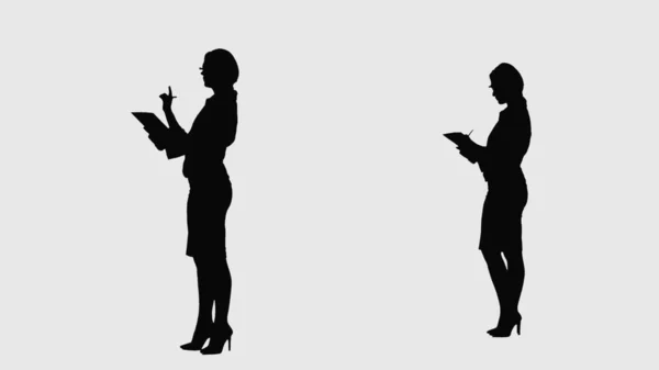商业女性的黑色轮廓 带有文件夹 写下笔记或想法 穿着西装和高跟鞋的女商人 女经理 女教师或女学生 全长2比1的白种人胶卷 — 图库照片