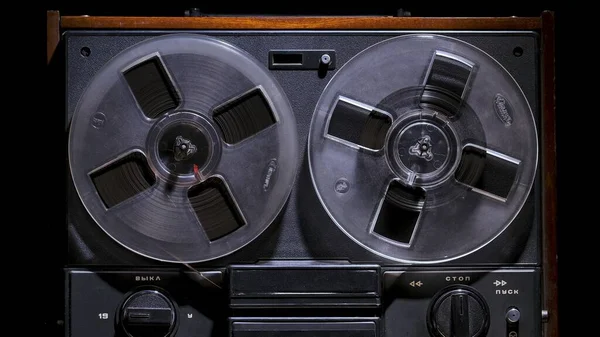 复古卷轴到卷轴磁带录音机的黑色工作室背景 复古音乐播放器与旧塑料垃圾桶 具有磁带卷轴的模拟古董唱机 用于播放音乐 前面看近景 — 图库照片