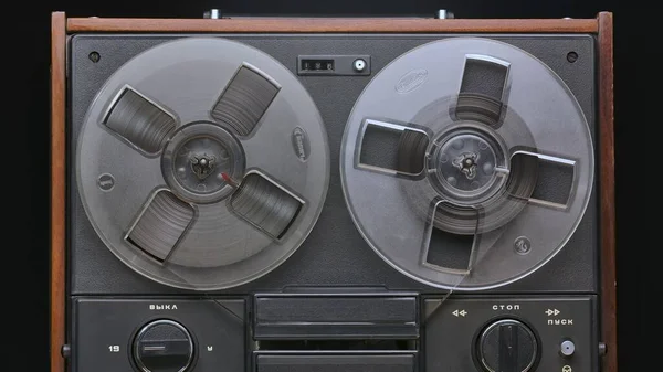 Vintage Reel Reel Tape Recorder Black Studio Background Retro Music — Stock Photo, Image