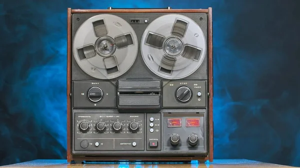 复古卷轴到卷轴磁带录音机在工作室背景与蓝光和烟雾 老式音乐播放器与旧塑料盒 纽扣和旋钮 前面的景色流行的迪斯科趋势70 80年代 联合国的概念 — 图库照片