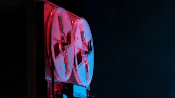 Rollen Tape Recorder Studio Achtergrond Met Blauw Roze Licht Analoge — Stockfoto