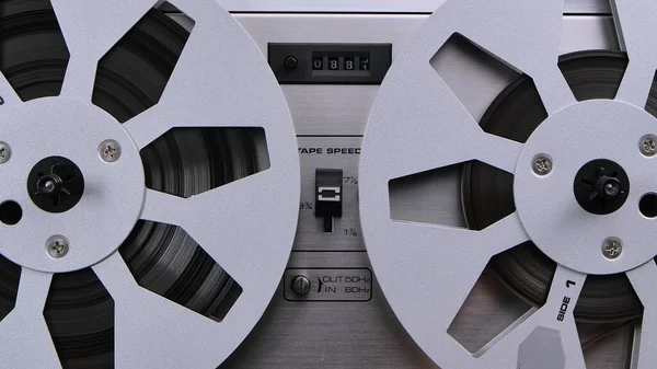卷轴到卷轴录音机 接近老式音乐播放器与两个圆形金属箱 复古磁带卷轴 流行的迪斯科趋势70 80年代 — 图库照片