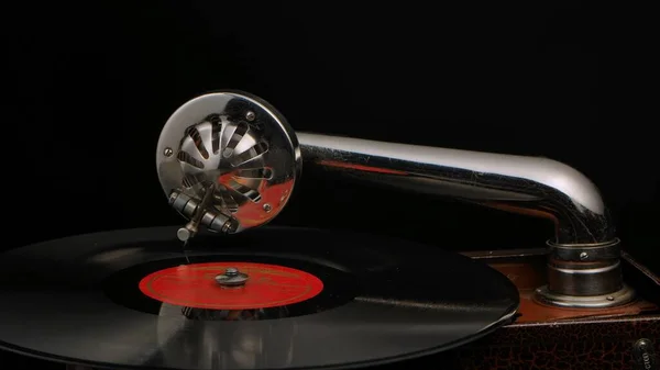 老式留声机留声机留声机针在乙烯唱片上 圆形闪亮金属针头再现音乐 复古乙烯播放器的黑色工作室背景 别收旧留声机 — 图库照片