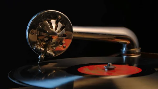 レコードレコードレコードのヴィンテージ古いレコードプレーヤー蓄音機針 ラウンド光沢のある金属針ホルダー頭の音楽を再現 ブラックスタジオの背景にレトロヴィンテージビニールプレーヤー 針古い蓄音機閉じる — ストック写真