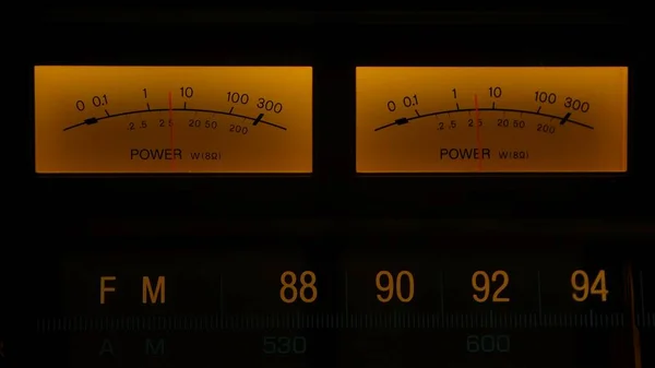 黄色控制着老式模拟收音机上的仪表盘 在老式电子声音音响设备上使用箭头测量信号功率来缩小音阶 恢复活力和怀旧概念 — 图库照片