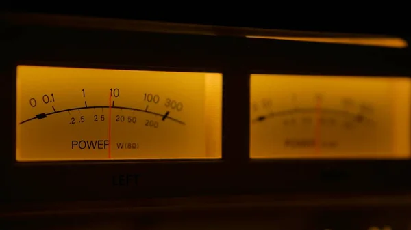 노란색 대시보드에 아날로그 라디오 빈티지 오디오 장치의 화살표 전력으로 축척을 — 스톡 사진