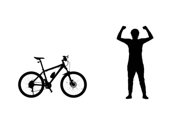 자전거타는 사람들이 실루엣으로 승리를 기뻐하고 있습니다 자전거는 배경에 스포츠 자전거 — 스톡 사진