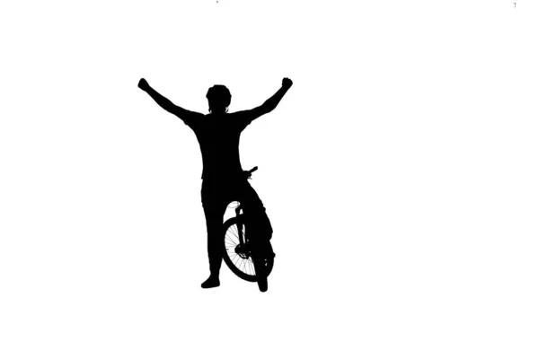 자전거타는 사람들이 실루엣으로 승리를 기뻐하고 있습니다 자전거타는 사람은 배경에 스포츠 — 스톡 사진