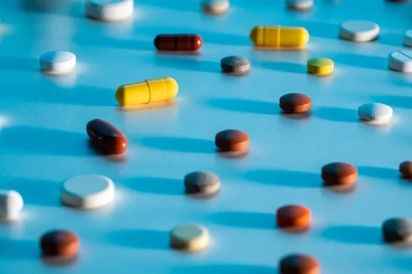 Wzór Tła Tabletek Medycznych Tabletek Kapsułek Rozrzuconych Niebieskim Tle Zbliżyć — Zdjęcie stockowe