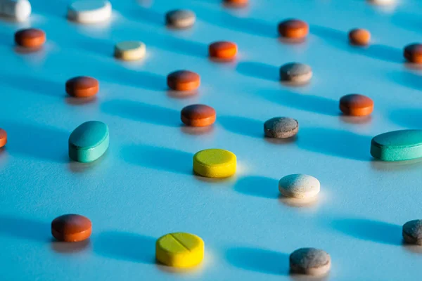 Modello Sfondo Compresse Mediche Pillole Capsule Sparsi Uno Sfondo Blu — Foto Stock