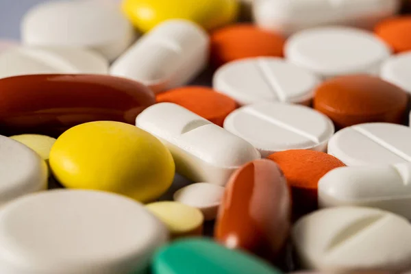 Heap Comprimidos Médicos Comprimidos Cápsulas Close Medicamentos Brancos Amarelos Castanhos — Fotografia de Stock