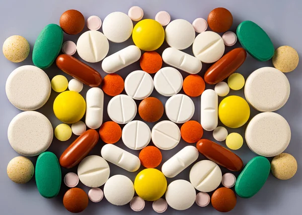 Tıbbi Tabletlerin Hapların Kapsüllerin Gri Arka Plandaki Desenleri Beyaz Sarı — Stok fotoğraf