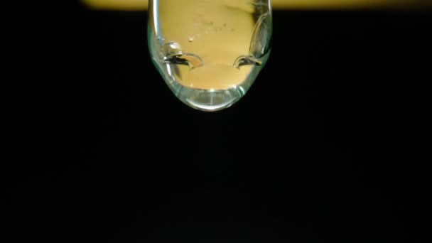 Druppel Transparante Vloeistof Olie Serum Tinctuur Druppelend Uit Glazen Pipet — Stockvideo