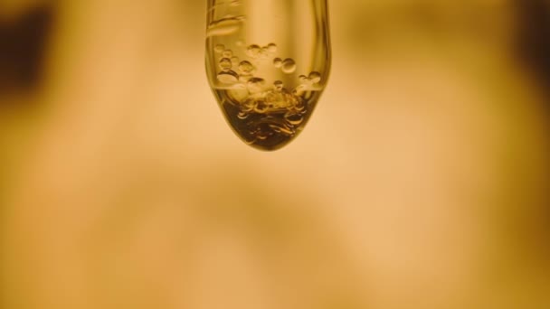 Transparent Droppe Vätska Olja Medicin Eller Extrakt Droppande Från Medicinsk — Stockvideo