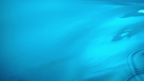 Wellen Und Wellen Tauchen Auf Der Blauen Wasseroberfläche Auf Makroaufnahme — Stockvideo