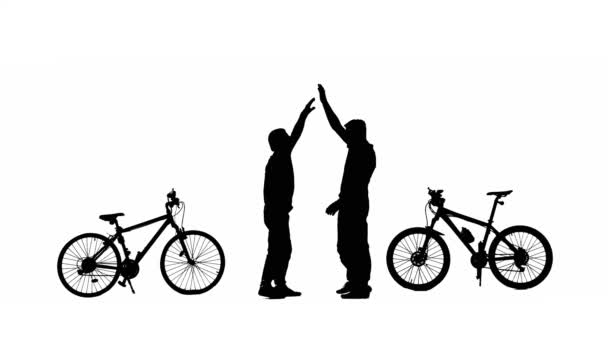 白い背景に自転車に座っている間に2人のサイクリストの挨拶の黒いシルエット 男たちは両手でストライキをし 挨拶のジェスチャーで手のひらをたたいた 旅行者 サイクリスト — ストック動画