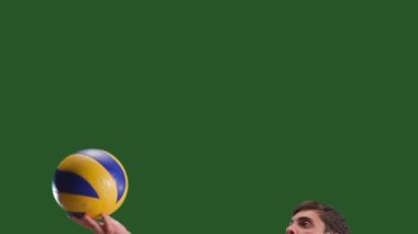 Erkek voleybol oyuncusu eliyle topa vuruyor. Rakibine top servis eden bir atlet. Avucunun içinde topa vurma anı. Siyah kırmızı spor üniformalı bir adama yaklaş.