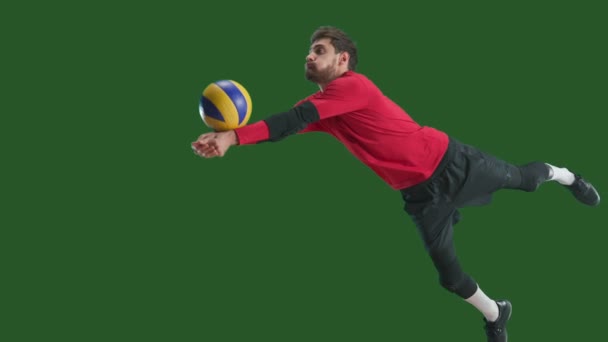 年轻人弹跳 摔倒和击球球 运动员在绿色荧幕上打排球 比赛期间身穿红黑相间运动服的排球男选手 — 图库视频影像