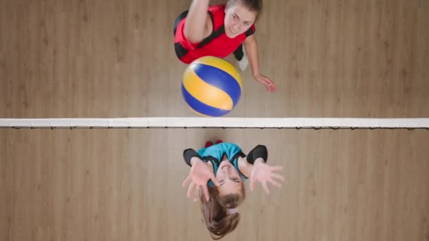 Çocuk Parkında Voleybol Oynayan Iki Genç Bayan Sporcu Top Servis — Stok video