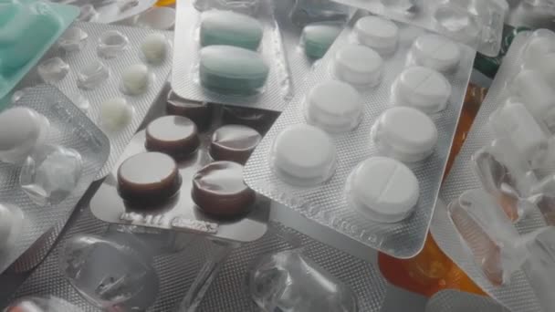 用药丸和药片旋转起泡包 用白色 蓝色和黄色水泡包的药品 止痛药 抗生素或维生素 靠近点医药 保健和疾病治疗的概念 — 图库视频影像