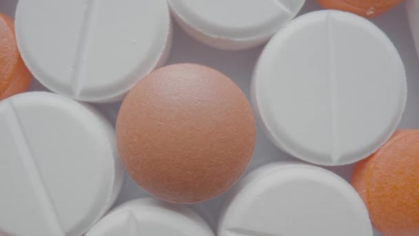 Tıbbi Tabletlerin Hapların Dönüşümlü Şeklinin Üst Görüntüsü Beyaz Kahverengi Yuvarlak — Stok video