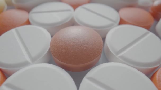 Tıbbi Tabletlerin Kalıpları Haplar Dönüşümlü Olarak Yaklaşıyor Beyaz Kahverengi Çeşitli — Stok video