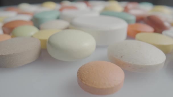 Медичні Таблетки Таблетки Капсули Обертаються Крупним Планом Білі Сині Коричневі — стокове відео