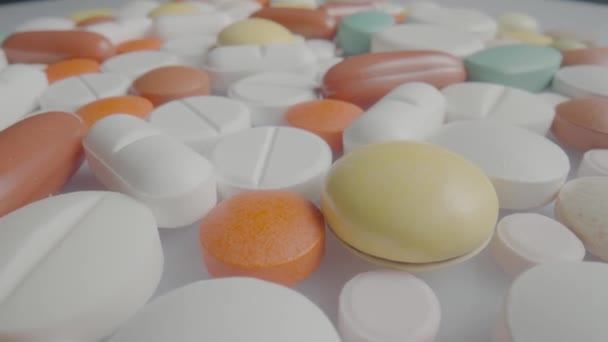 Comprimidos Médicos Comprimidos Cápsulas Girando Perto Medicamentos Brancos Azuis Castanhos — Vídeo de Stock