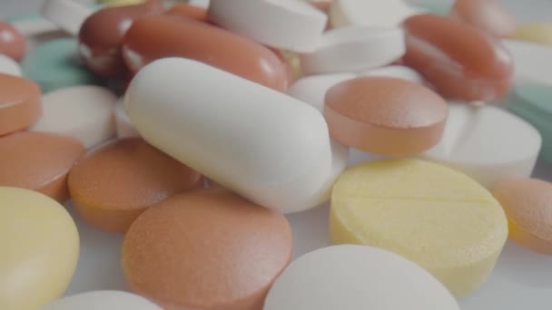 Медицинские Таблетки Таблетки Капсулы Вращаются Вблизи Белые Синие Коричневые Круглые — стоковое видео