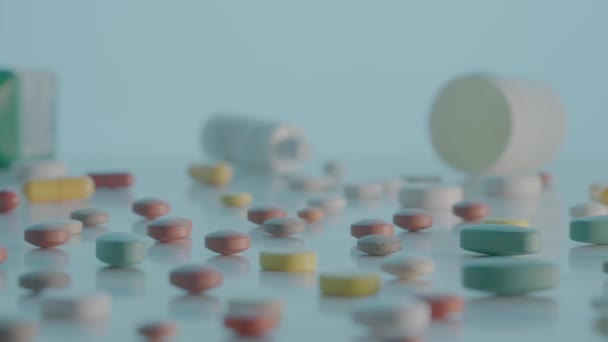 Ruch Kamery Stole Tabletkami Różnymi Butelkami Medycznymi Okrągłe Owalne Żółte — Wideo stockowe