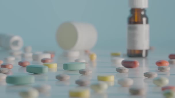 Tabletler Çeşitli Tıbbi Şişelerle Birlikte Masanın Üzerinde Kamera Hareketi Yuvarlak — Stok video