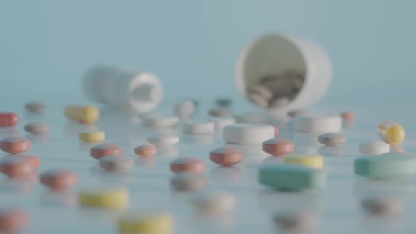 Movimento Macchina Fotografica Tavolo Con Targhe Varie Bottiglie Mediche Pillole — Video Stock