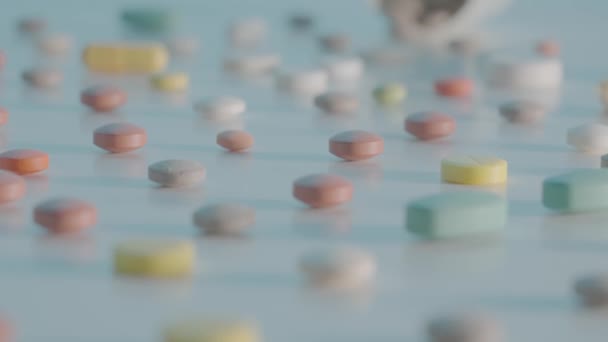 Varias Píldoras Médicas Cápsulas Tabletas Esparcidas Una Mesa Sobre Fondo — Vídeos de Stock