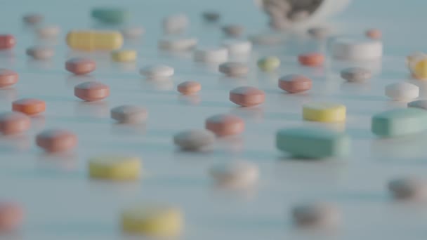 Різні Медичні Таблетки Капсули Таблетки Розкидані Синьому Фоні Різною Глибиною — стокове відео