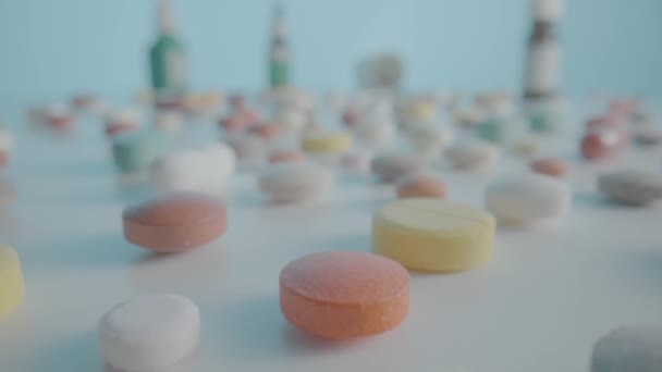 Verschillende Medische Pillen Capsules Tabletten Verspreid Een Tafel Een Blauwe — Stockvideo