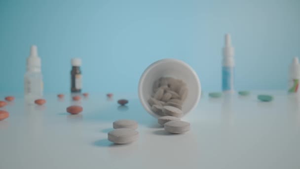 Tıbbi Şişe Masaya Düşüp Gri Hapları Etrafa Saçıyor Tabletler Mavi — Stok video