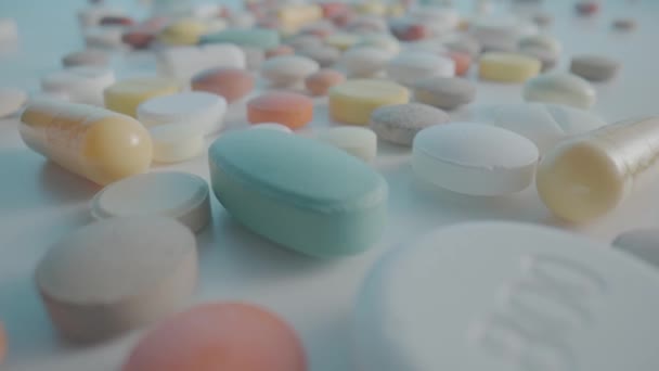 Várias Pílulas Médicas Cápsulas Comprimidos Espalhados Sobre Mesa Movimento Câmera — Vídeo de Stock