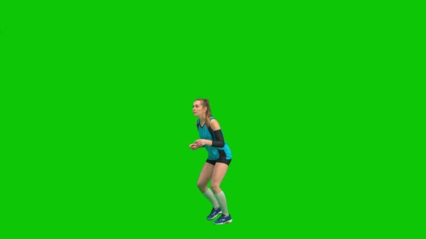 青い黒のスポーツユニフォームを着た女子バレーボール選手がボールを打ってゴールを決めた 緑の画面上のバレーボールゲーム ボールを打つ技術を練習し チームゲームを訓練する — ストック動画