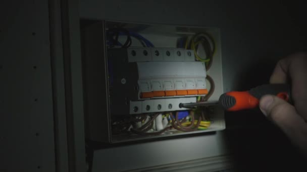 Elektryk Montuje Panel Elektryczny Ciemności Świetle Latarki Zbliżenie Męskich Dłoni — Wideo stockowe