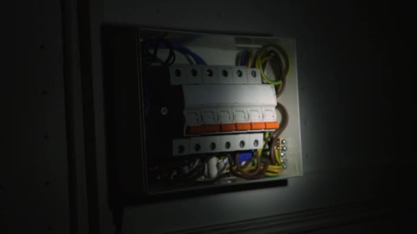 Elettricista Assembla Quadro Elettrico Buio Dalla Luce Della Torcia Elettrica — Video Stock