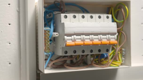 有许多电线 电器部件 自动开关 断路器 剩余电流器件 熔断器 终端的白色电气面板 高压自动断路器开关 — 图库视频影像