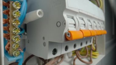 Beyaz elektrik paneli, bir sürü kablo, elektrik parçası, otomatik anahtarlar, şalterler, artık akım cihazları, sigortalar, terminaller. Yüksek voltajlı otomatik şalter, kapat. Elektrik gücü.
