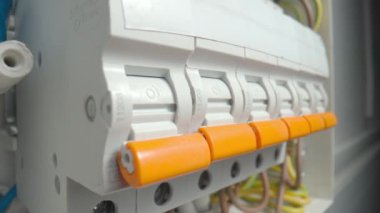 Devre kesici değiştiriliyor. Yüksek voltajlı elektrik hattını kapatmak için parmaklarınızı kapatın. Elektrik sigorta kutusunda güç kaynağı düğmeleri var. Elektrik kutusu anahtarı. Elektrik enerjisi kesiliyor.